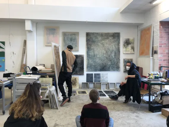 Anne Moder zeigt Arbeiten im Plenum im Sommersemester 2021