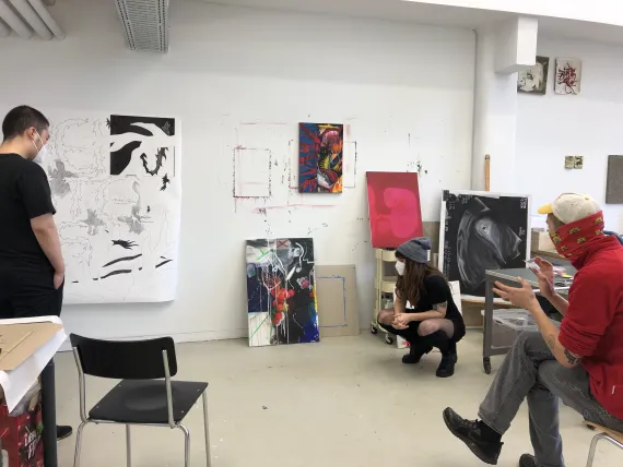 Macarena Trinidad Chávez Rojas zeigt Arbeiten im Plenum im Wintersemester 2020/21