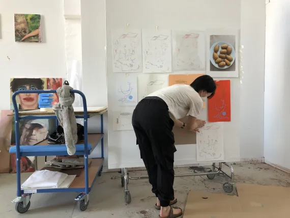 Suyeon Kim zeigt Arbeiten beim Plenum im Sommersemester 2021