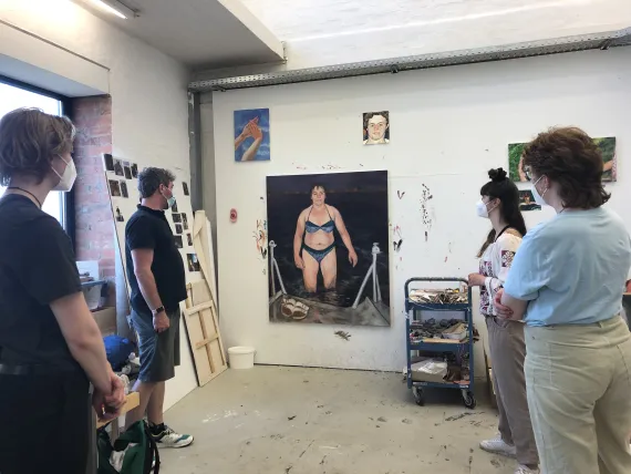 Wiebke Mertens zeigt Arbeiten beim Plenum im Sommersemester 2021