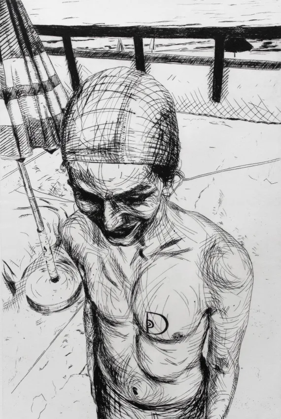 Mann mit Badekappe am Pool