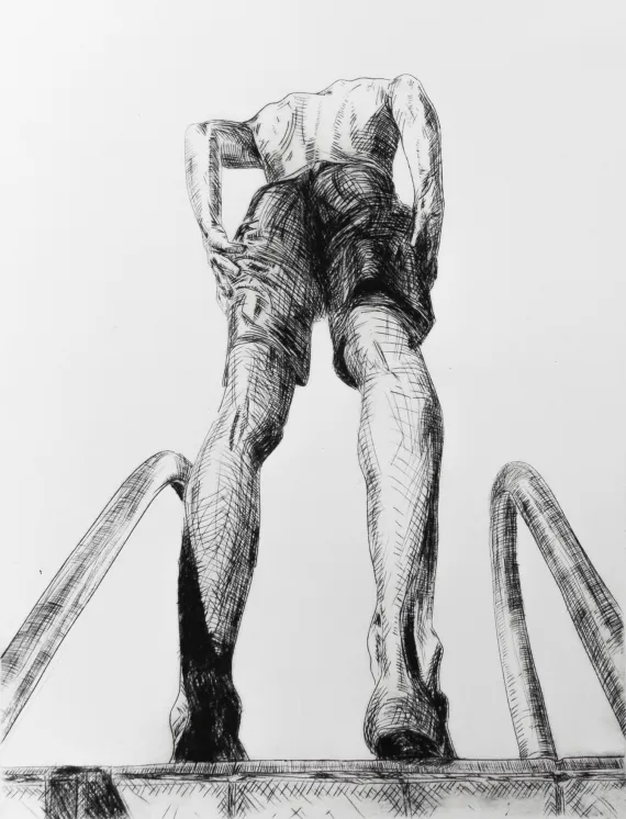 Mann von hinten am Pool