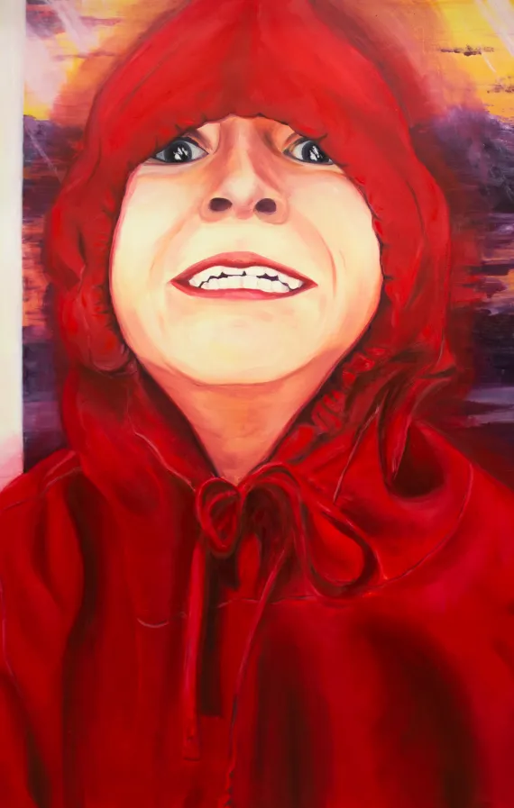 Porträt einer Frau mit Kapuze