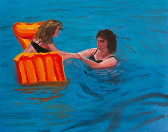 Moni und Mama beim Schwimmen im Pool