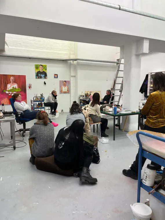 Beim Plenum: Besprechung von Annes Arbeiten