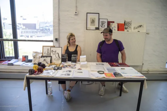 Moni und Fabi am Verkaufstisch