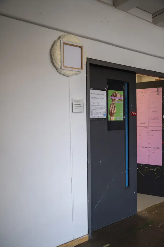 Eingang des oberen Ateliers mit Arbeit von Yongjin