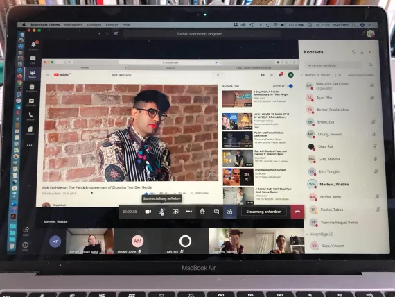 Klassenplenum online Sommersemester 2020 / Gespräch über Alok  - gender non-conforming amerikanische*r Künstler*in 