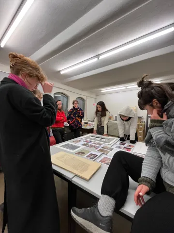Beim Plenum: Besprechung von Tabeas Arbeiten