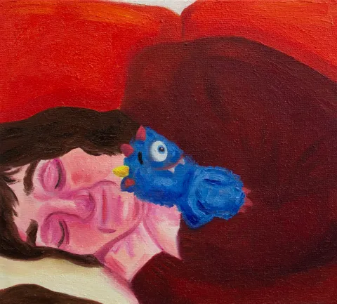 Mama schläft mit Monster-Stofftier auf der Couch