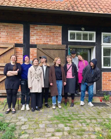 Die Klasse vor dem Atelier von Alice Gericke