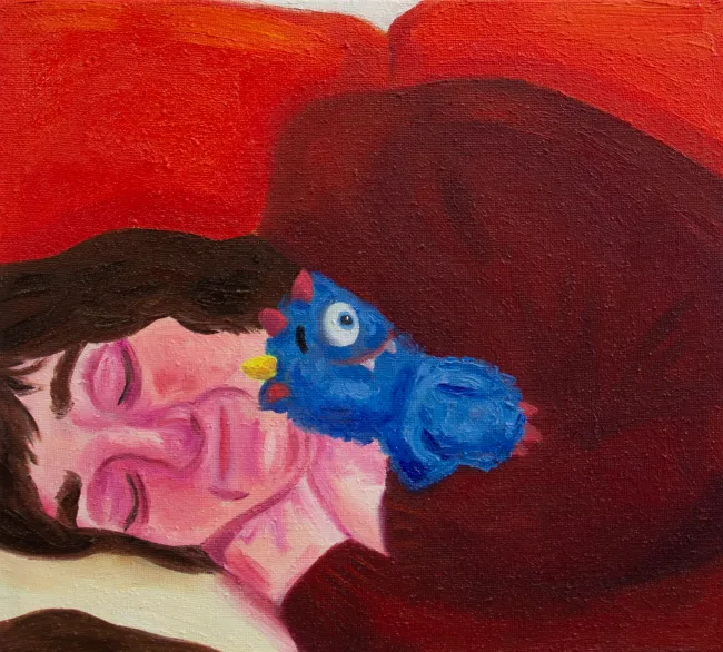 Mama schläft mit Monster-Stofftier auf der Couch