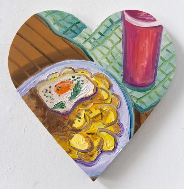 Auf einer herzförmigen Leinwand ist gemalt Tiroler Gröstl und ein Skiwasser zu sehen