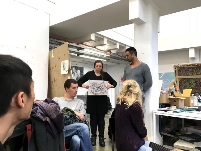 Ausstellungsvorbereitung: Alice  Gericke stellt Ihr Zeichnungsprojekt vor