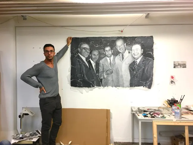 Ausstellungsvorbereitung: Candan Öztürk präsentiert eine Malerei