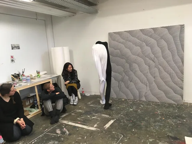 Ausstellungsvorbereitung: Jiaxiang Xiong probt seine Performance