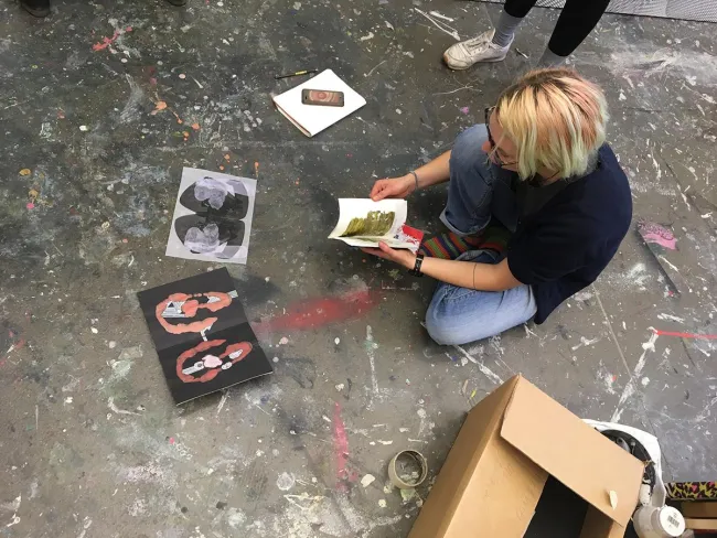 Ausstellungsvorbereitung: Tabea Pischel stellt ihre Zeichnungen vor