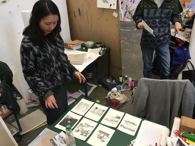 Ausstellungsvorbereitung: Yoojin Lee und ihr neues Zeichnungsprojekt